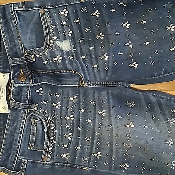 Abercrombie & Fitch Women's Studded Distressed Jeans. Size 2 - Picture 3 of 8